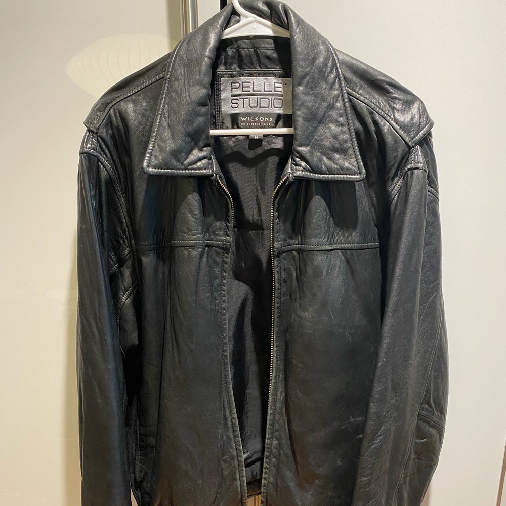 Soft vintage hip black Wilson M leather jacket!
